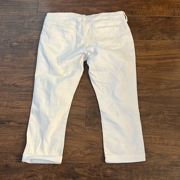 NWT Arizona Juniors Women’s Distressed Jean, Shredded White, sz 15, Crop Leg - Picture 7 of 9